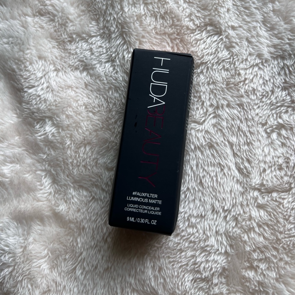 HUDA BEAUTY #FauxFilter Concealer - Shade 3.3B - Brand New